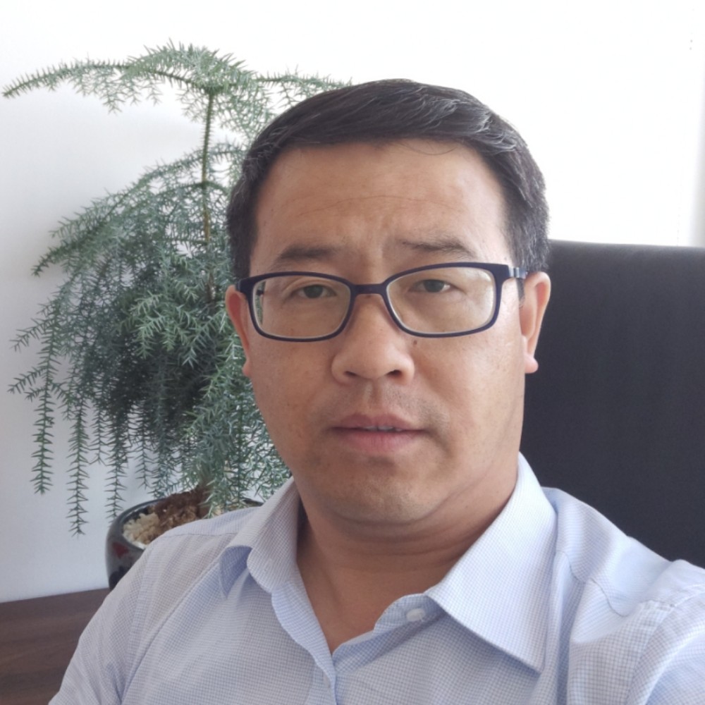 小懒猪闻高大的照片