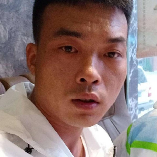 努力中的小伙的照片