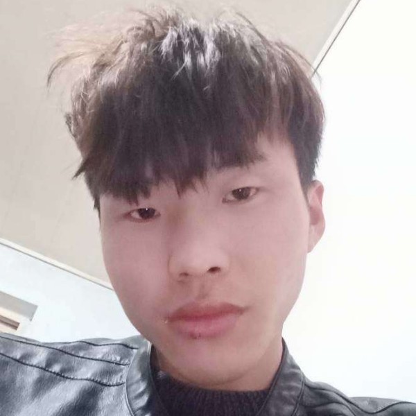 红牛邂逅小巧的照片