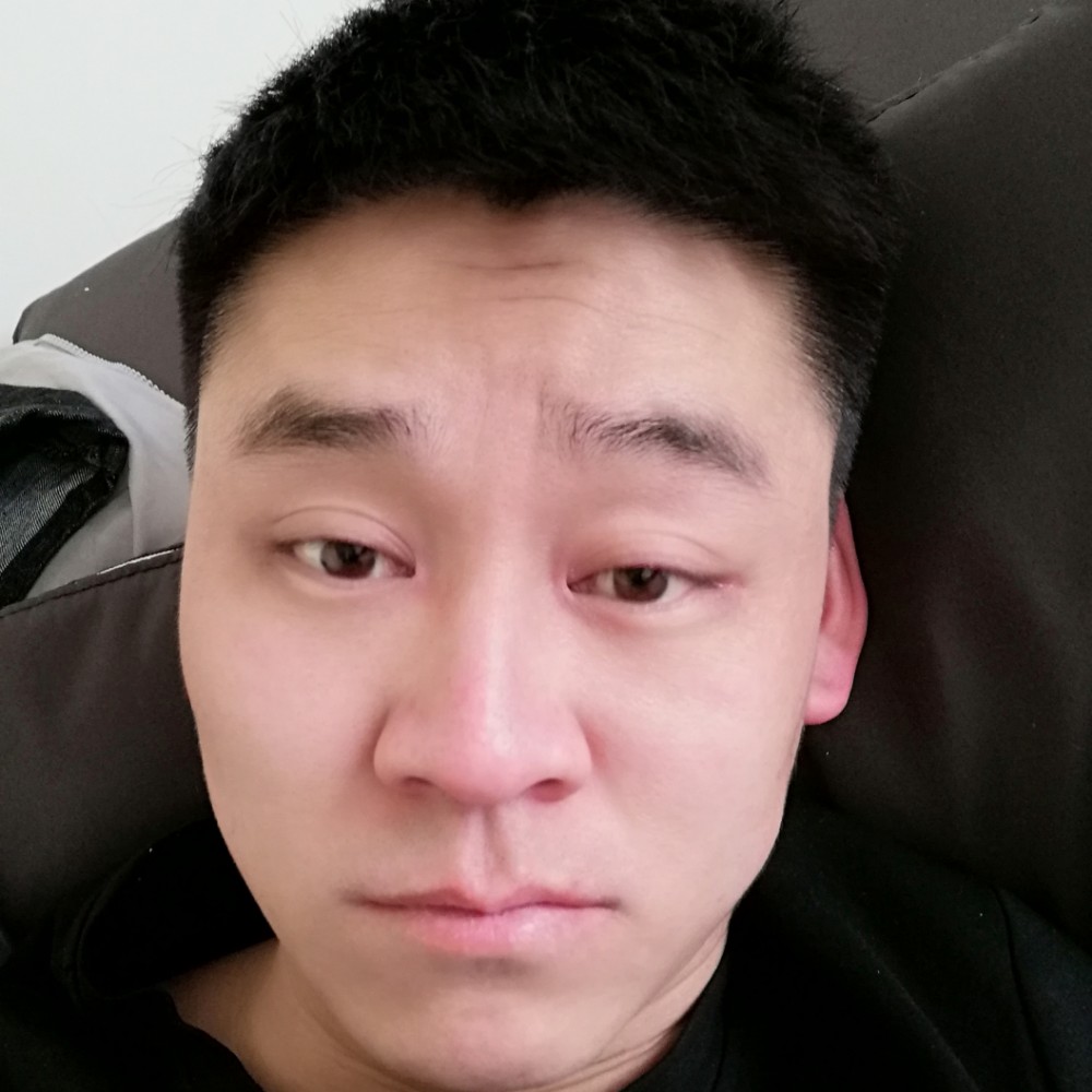 哭泣拿灯泡的照片