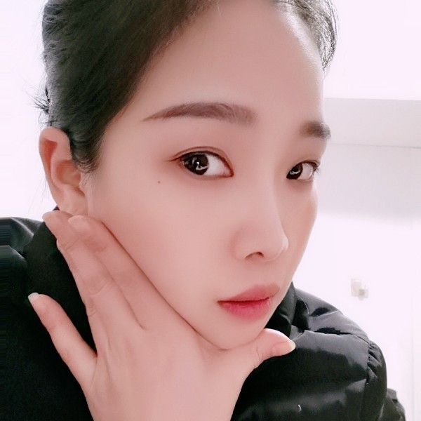唇彩隐忍的照片