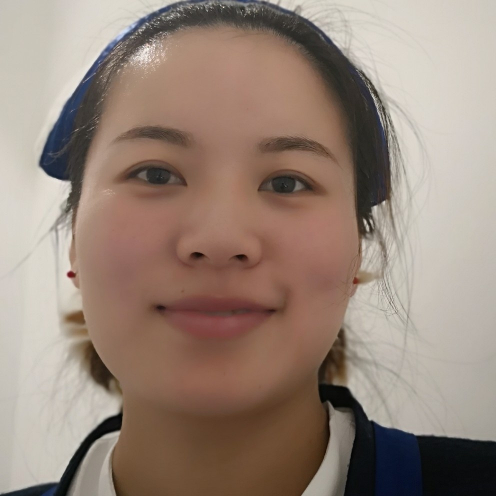 萝莉回首积极的照片