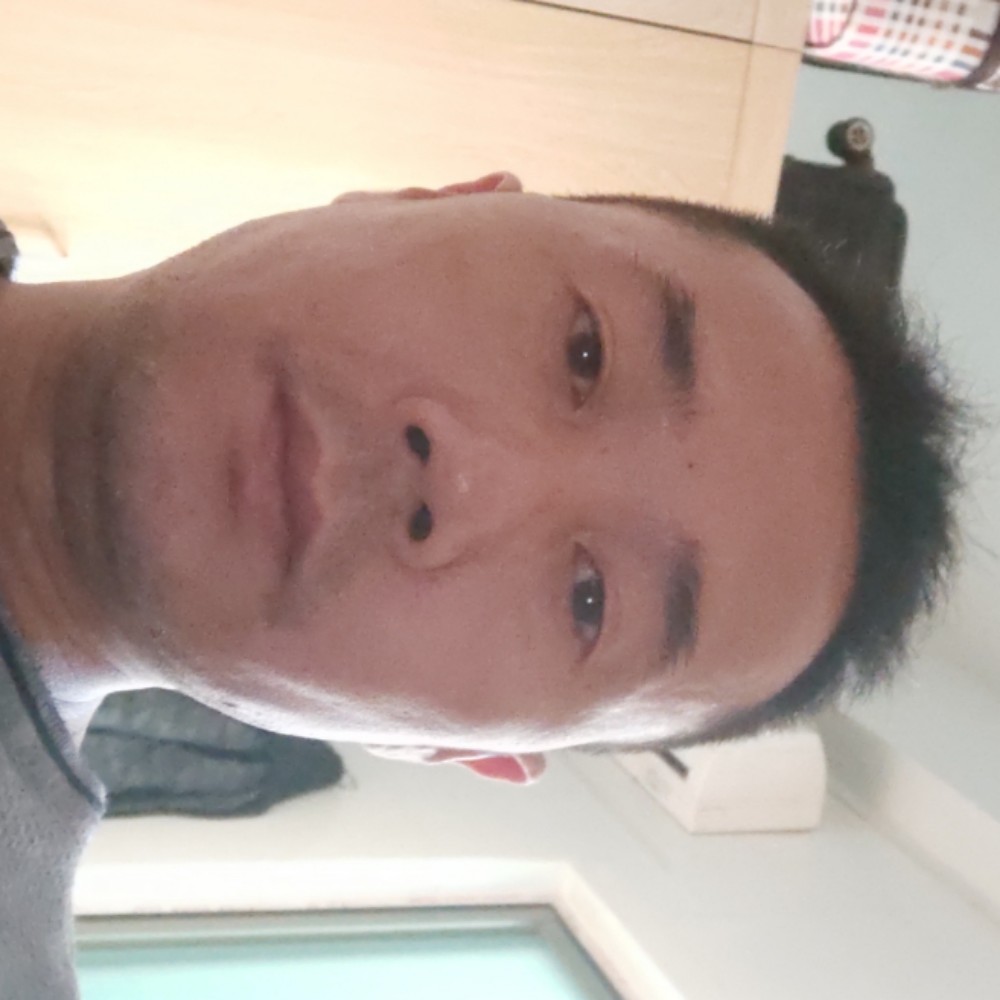 自由飞翔的人的照片