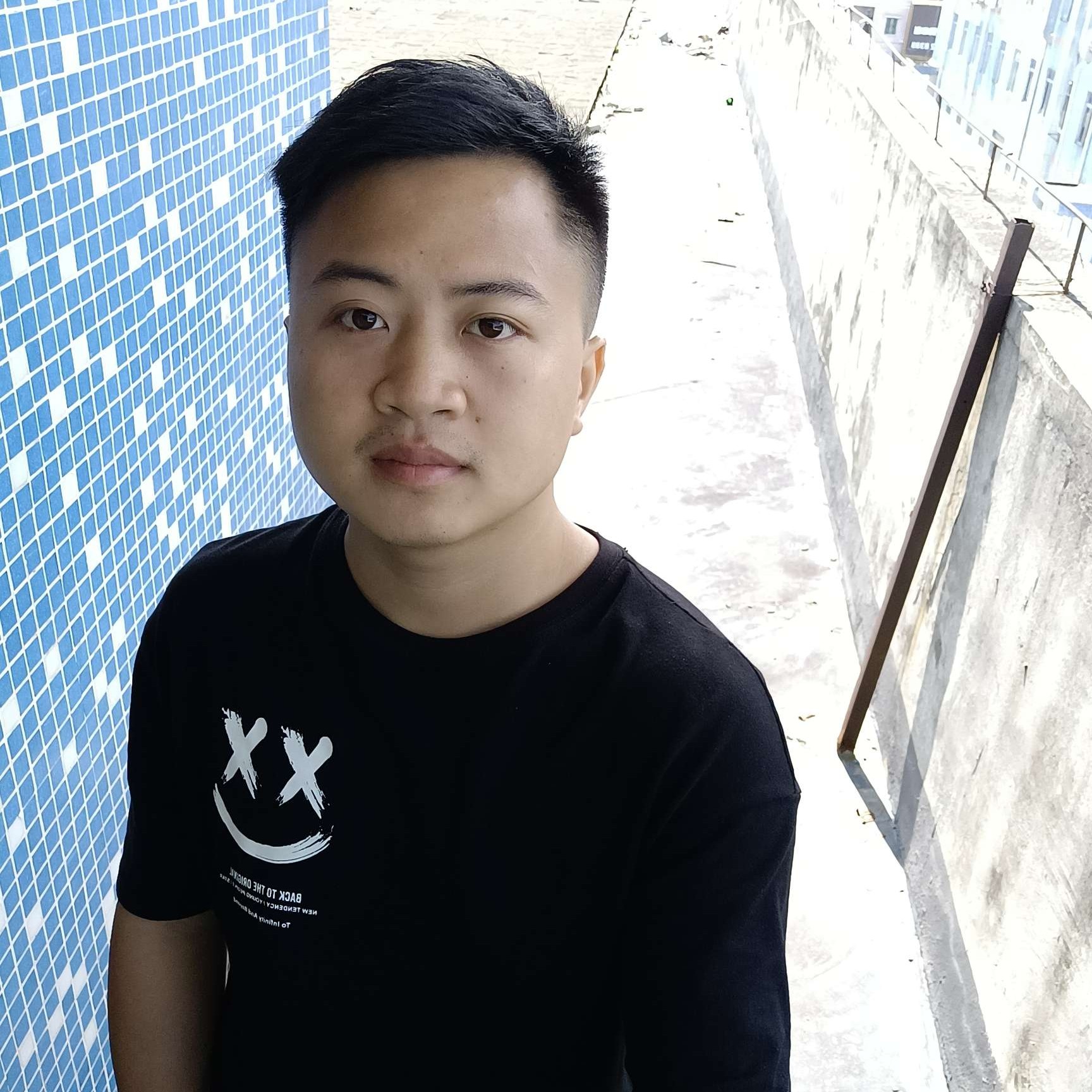 早晨深拥高大的照片