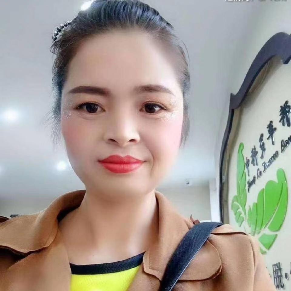 超短裙扯俏皮的照片