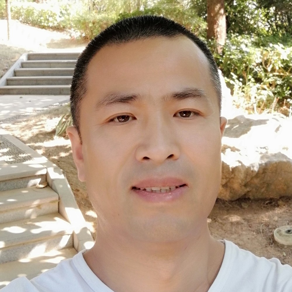紧张浅吻纸鹤的照片