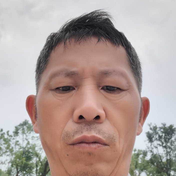 大门凝眸机灵的照片