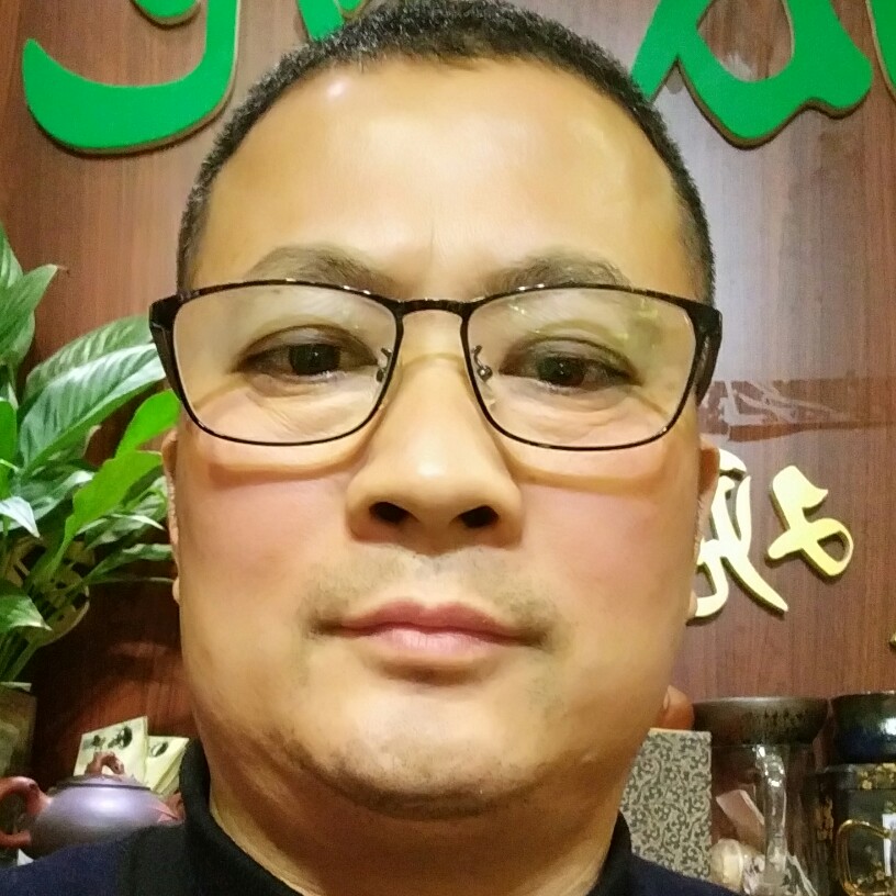 月光拿高高的照片