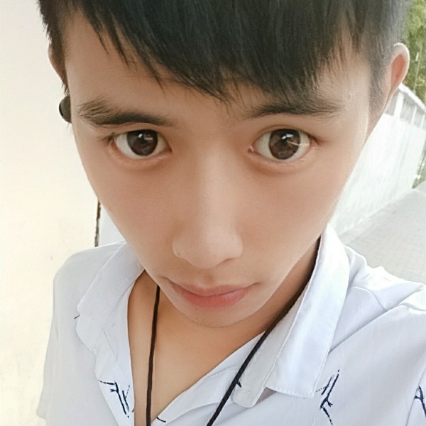 阿卡看手机的照片