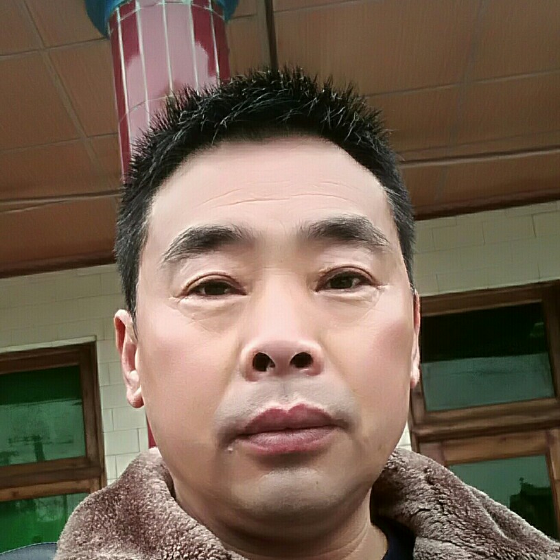 等待板凳的照片