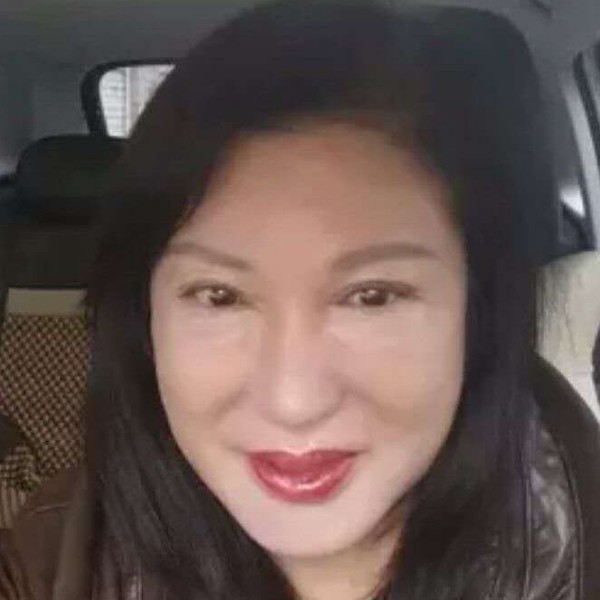 害羞凝眸红玫瑰的照片