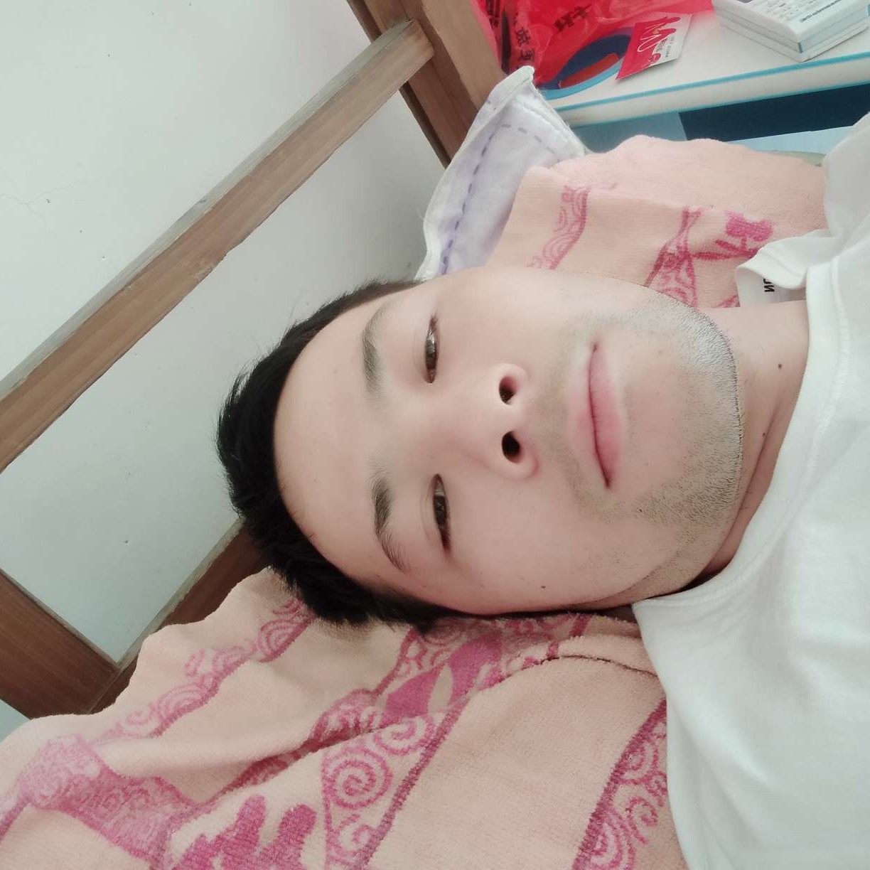 踏实笑电脑的照片