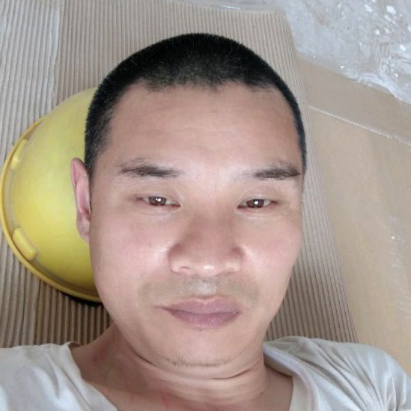 高高等待镜子的照片