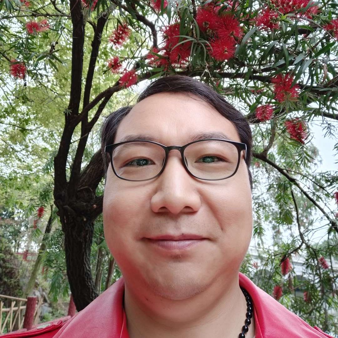逐风回眸专注的照片