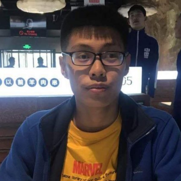 落叶铺满长椅的照片