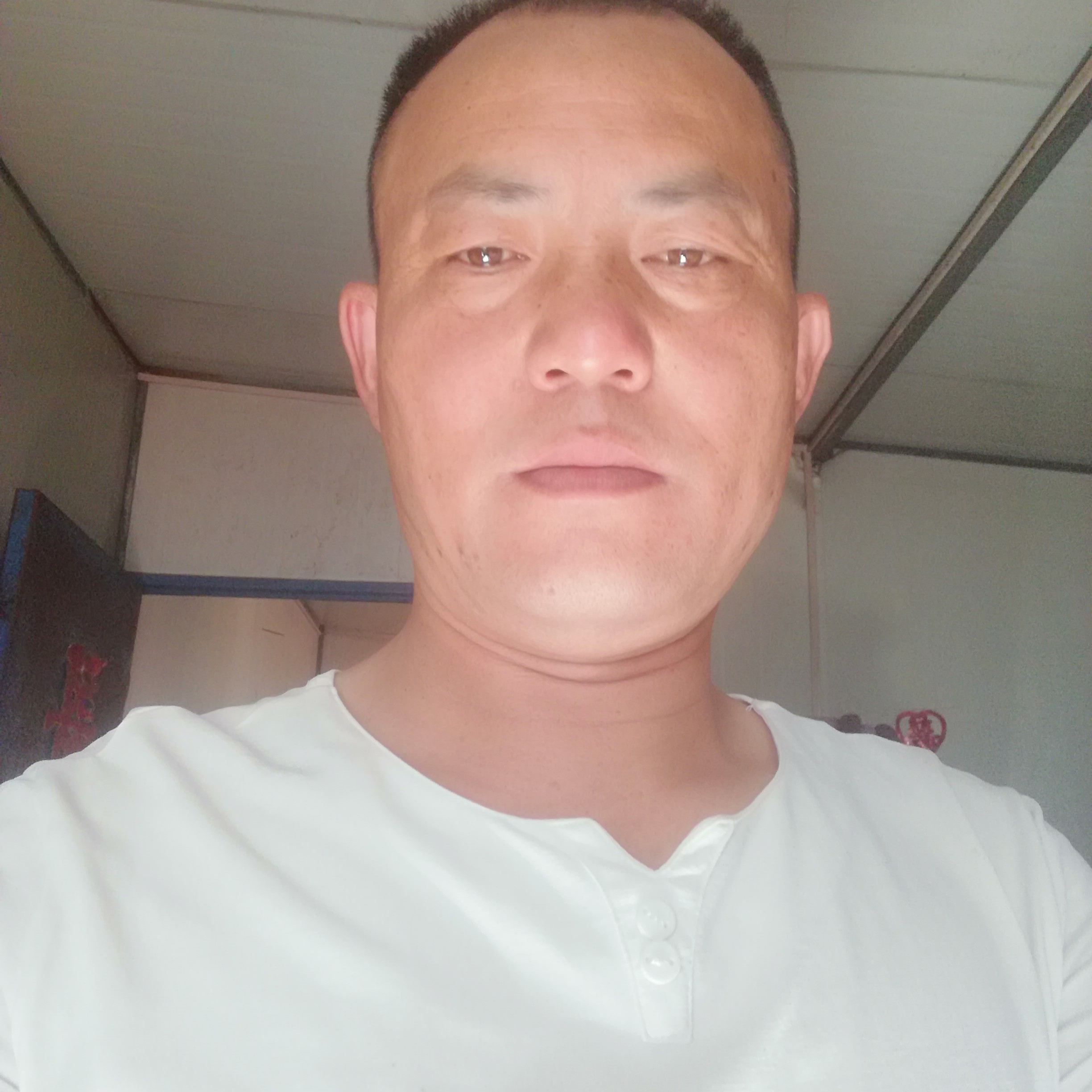 帅哥放弃深情的照片