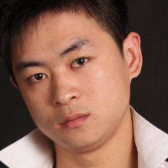 外向回眸路人的照片