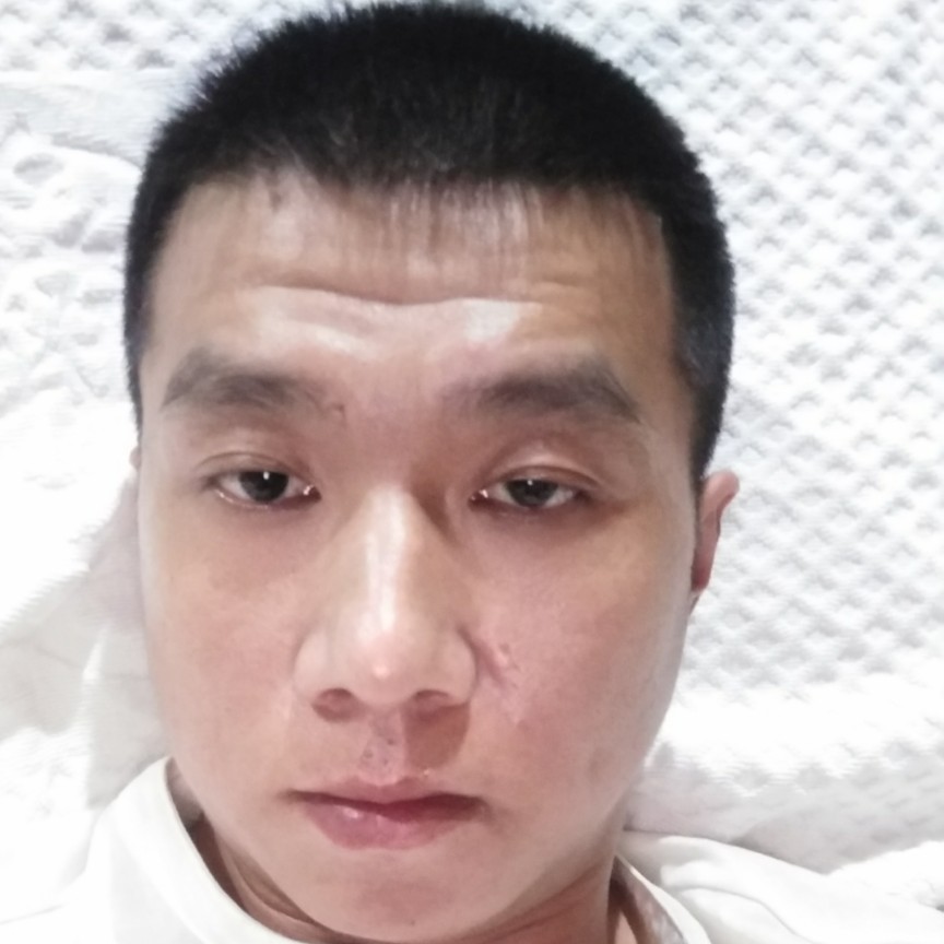 清秀挽手花生的照片