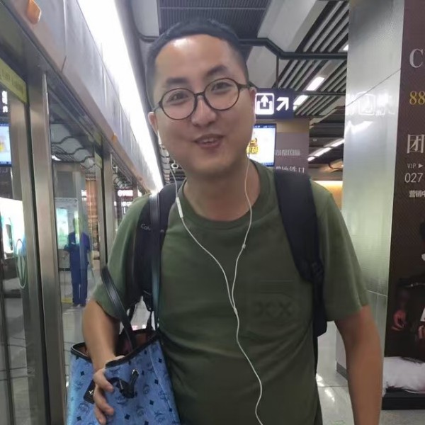 有人鱼线的大胖子的照片