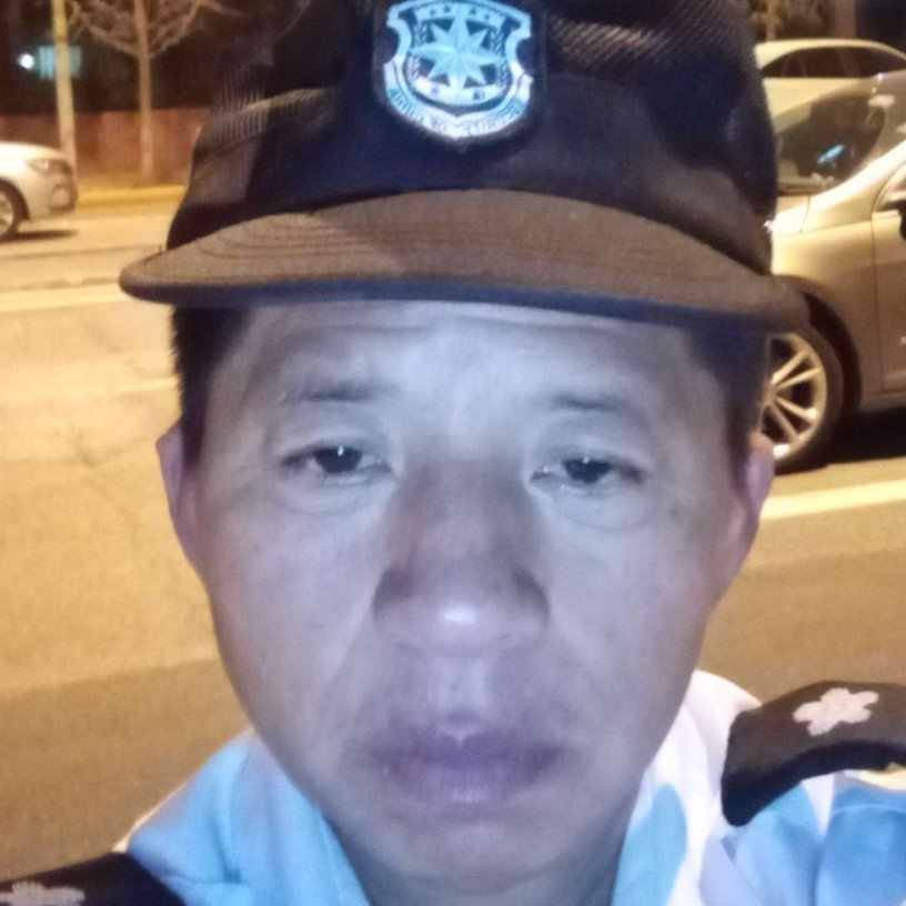 长颈鹿英勇的照片
