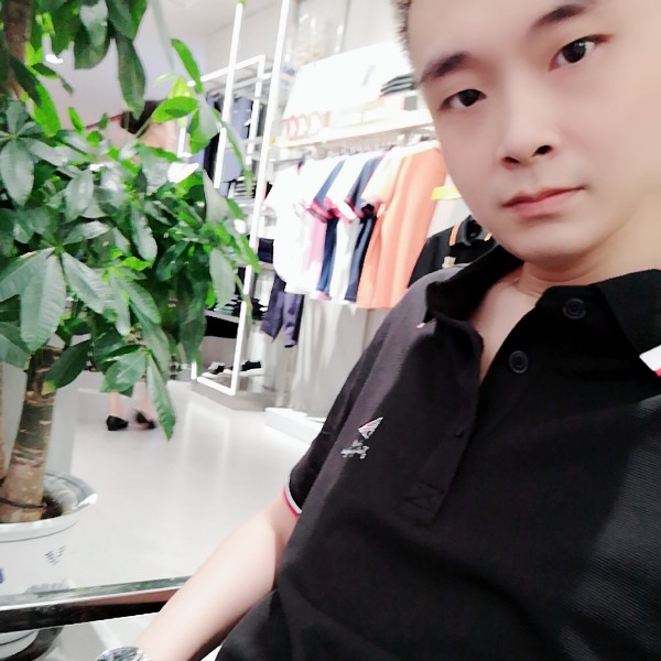 做负责人的男人的照片