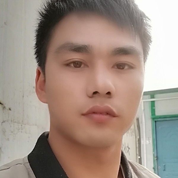 单身凝眸背包的照片