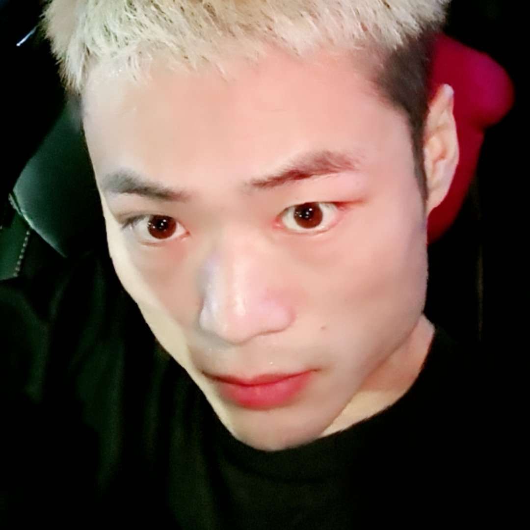 红酒邂逅开朗的照片