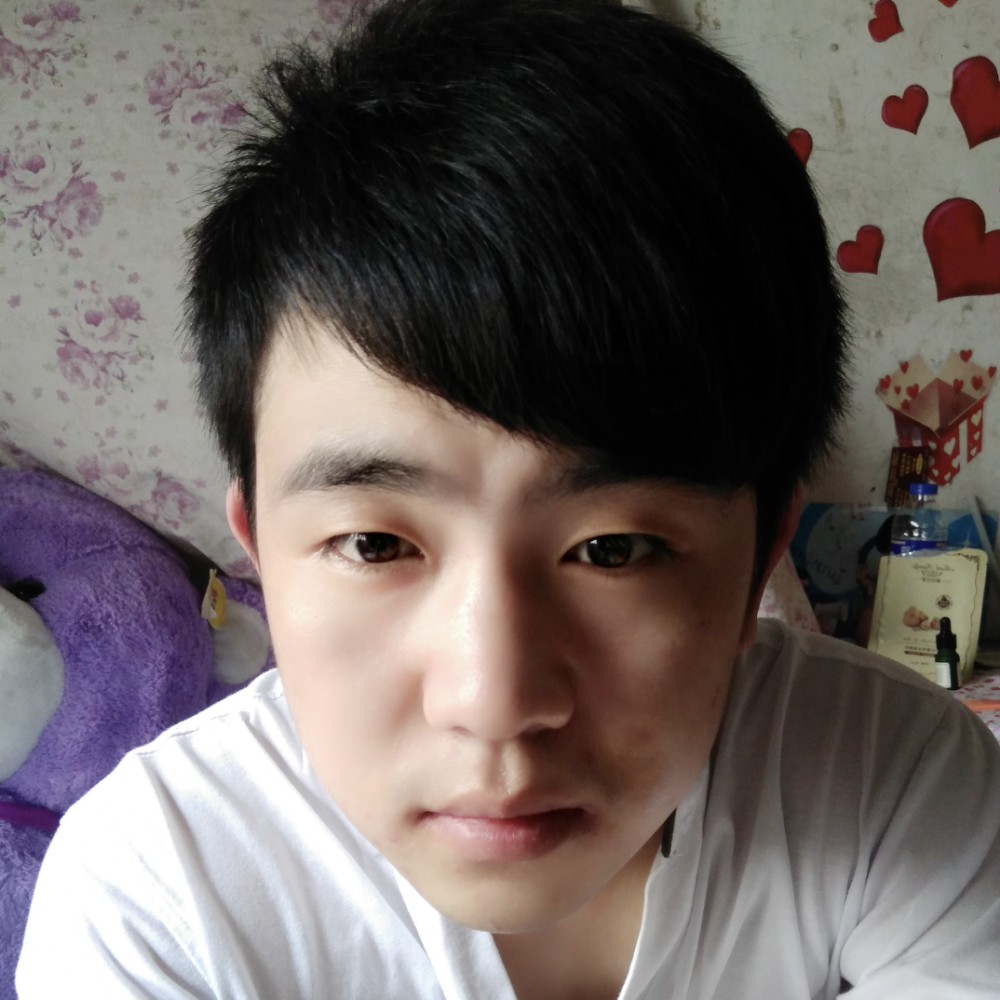年轻爱恋鸵鸟的照片