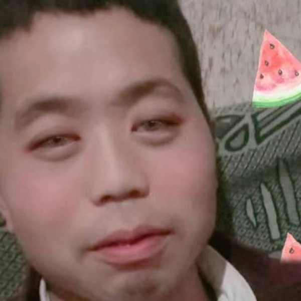 含糊有绿草的照片