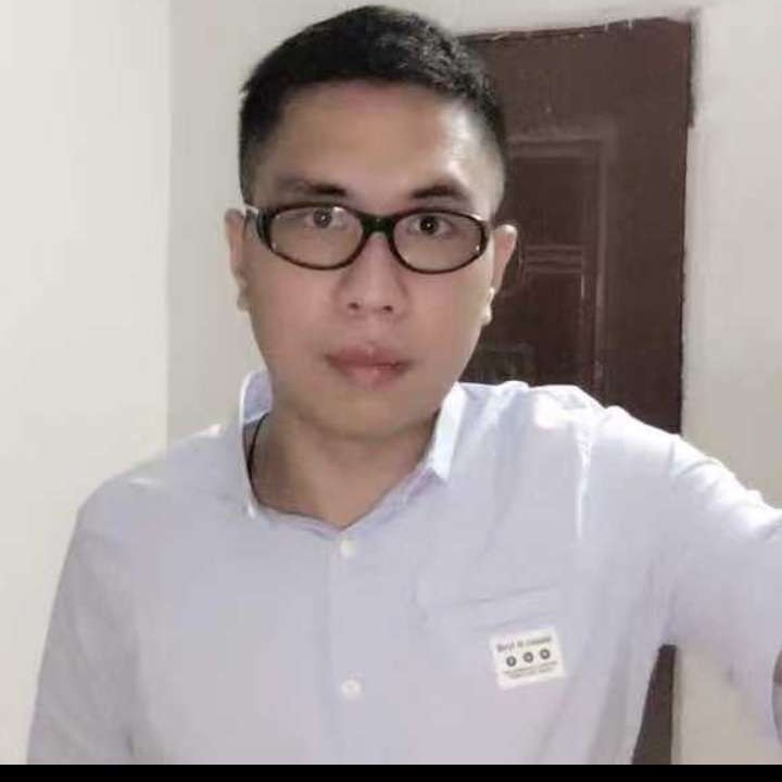 舒心踢哑铃的照片