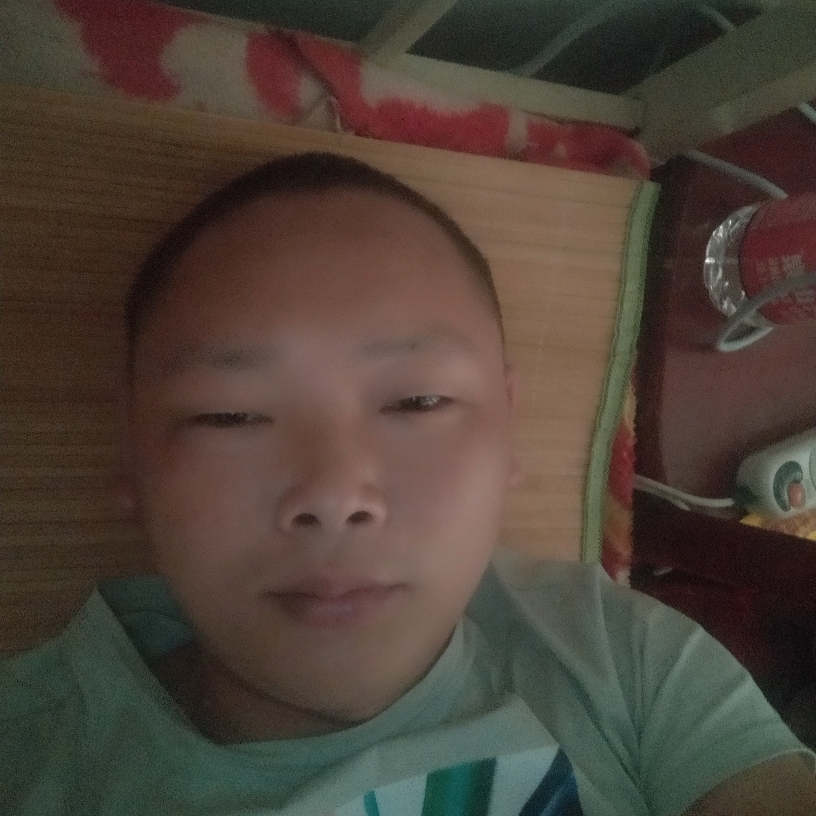 站在远处眺望的照片