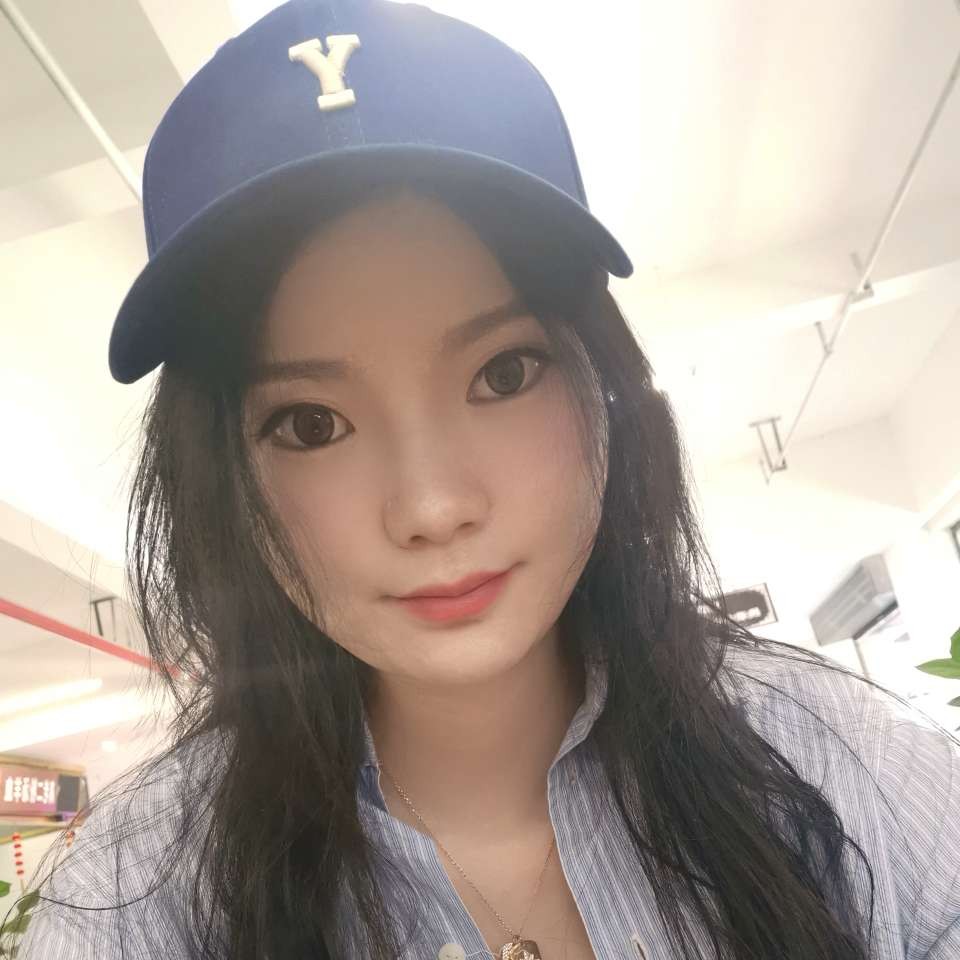 柔弱闻菠萝的照片