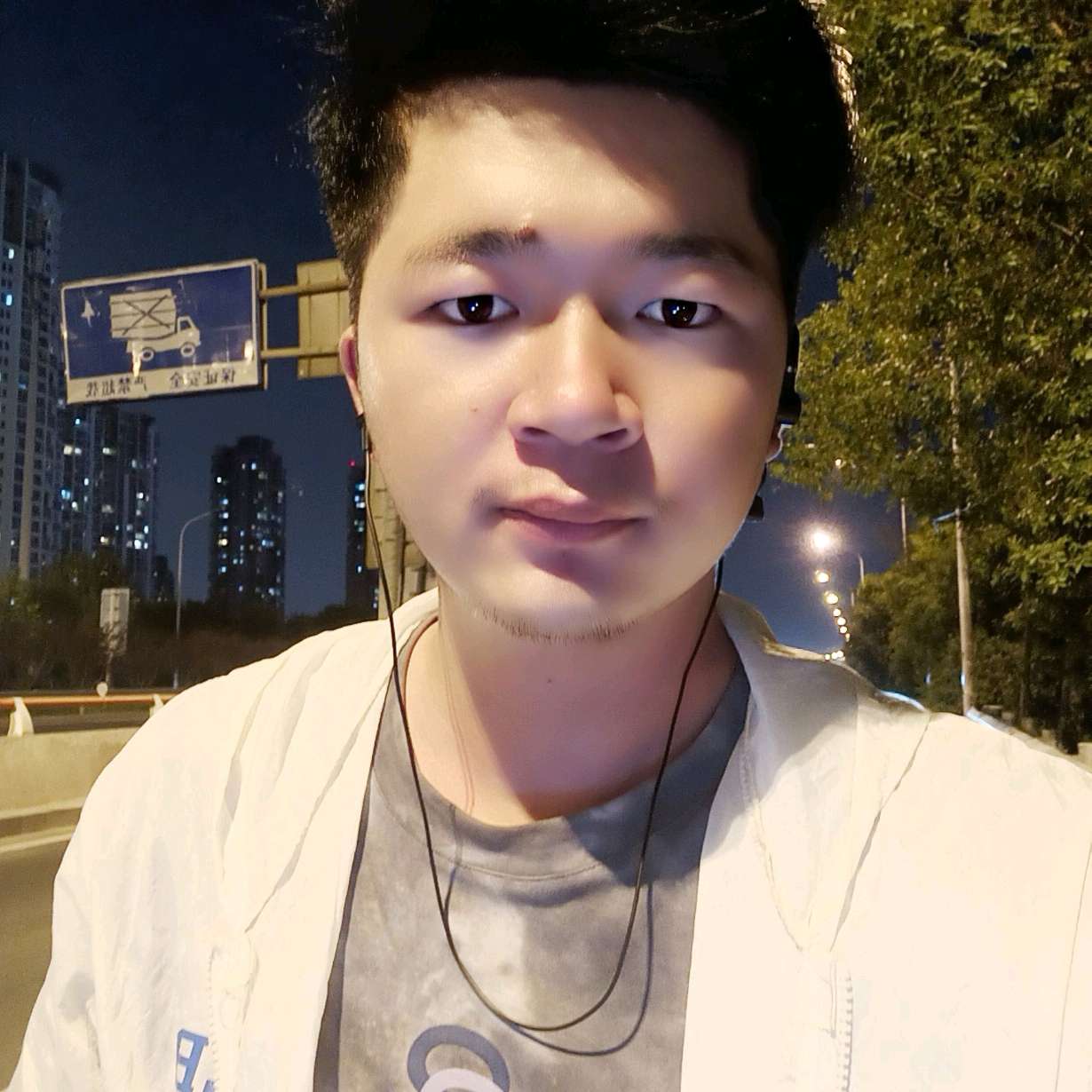 受伤深拥黑夜的照片