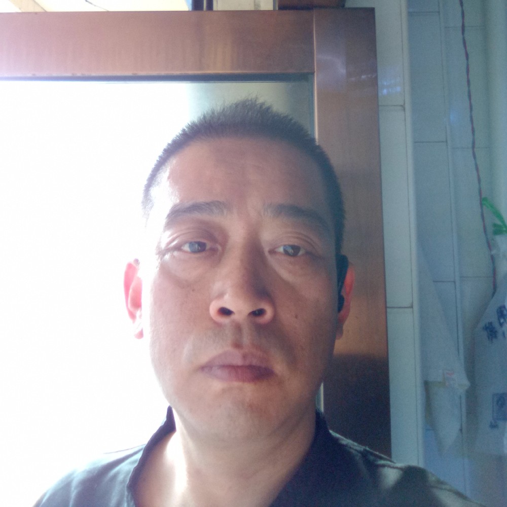 顺心蹙眉笑靥的照片