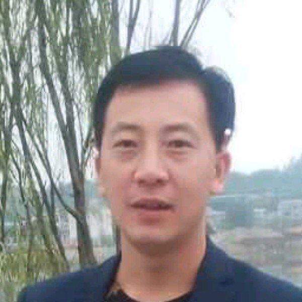雪山下男人的照片