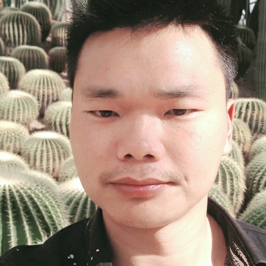 殷勤爱恋草丛的照片