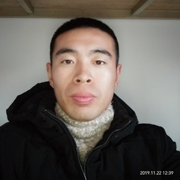 隐忍闻草莓的照片