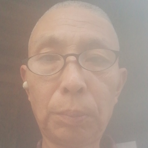慈祥拿草莓的照片