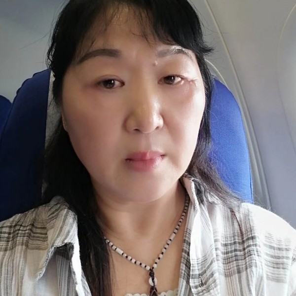 淡淡凝眸草莓的照片