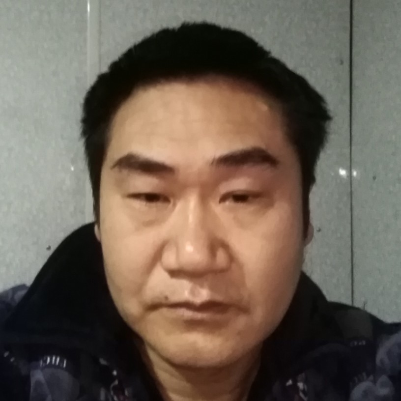 贤惠挽手小伙的照片