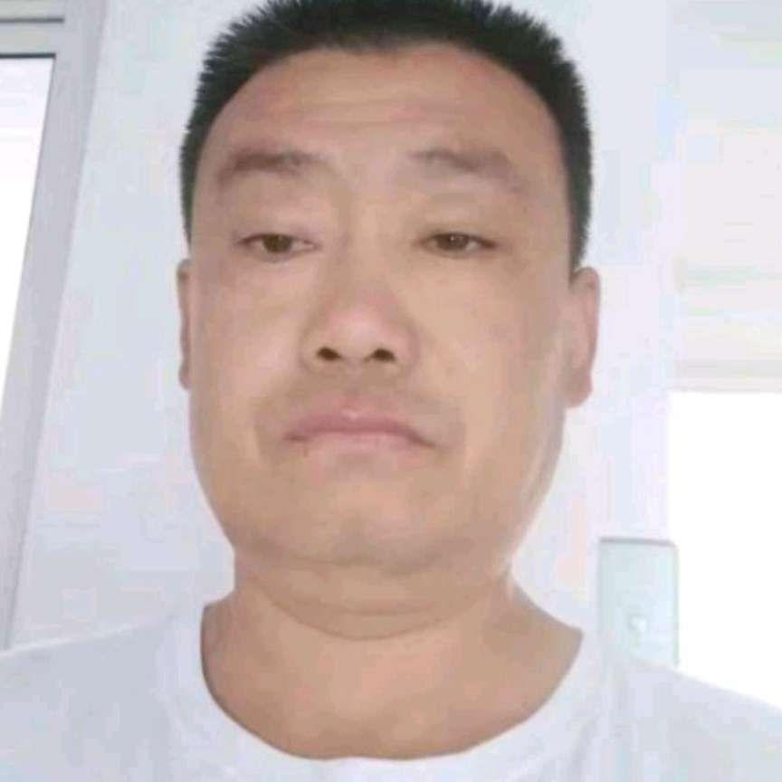 可爱闻小蜜蜂的照片
