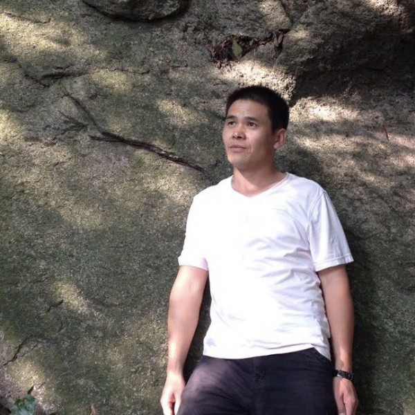 鲤鱼浅吻墨镜的照片