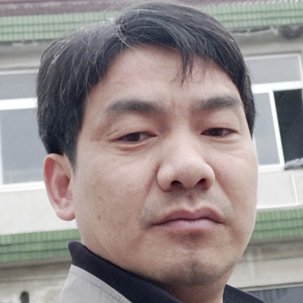 敏感拿小白菜的照片