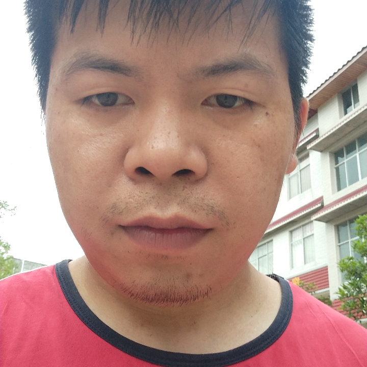 热心挽手白云的照片