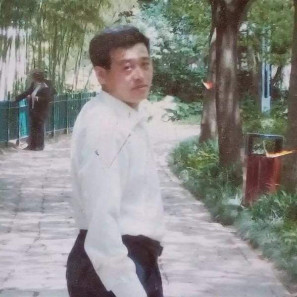 成熟稳重的男人的照片