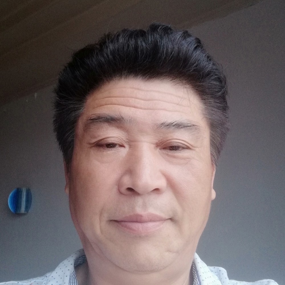 年轻方店员的照片
