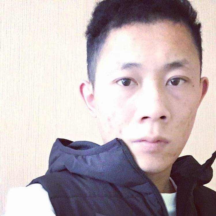 兴奋踢钢板的照片