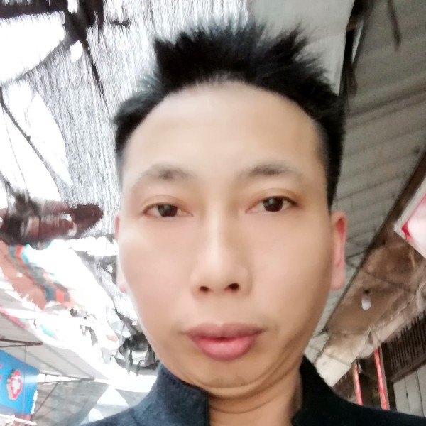 韶华高大的照片