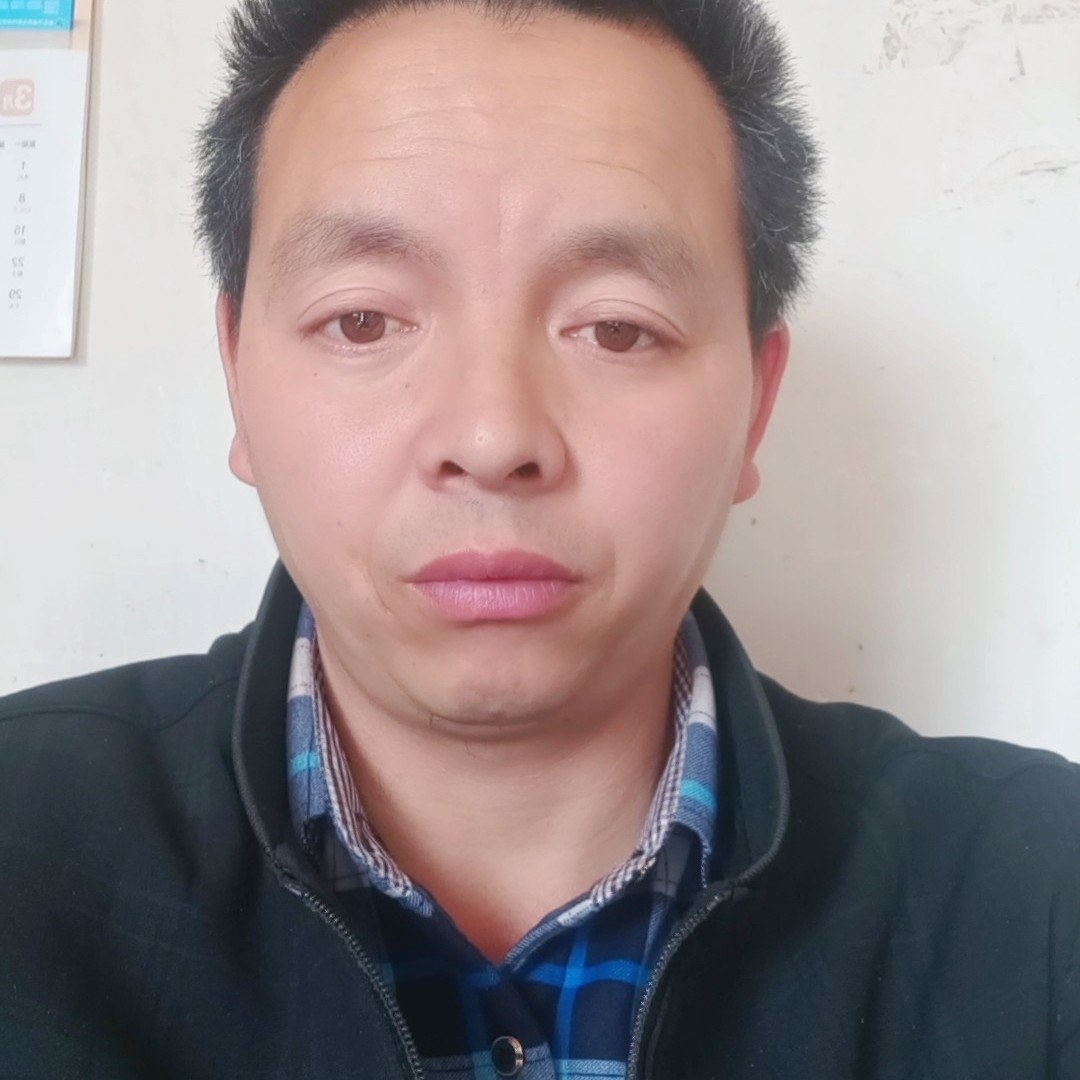 兴奋笑手机的照片