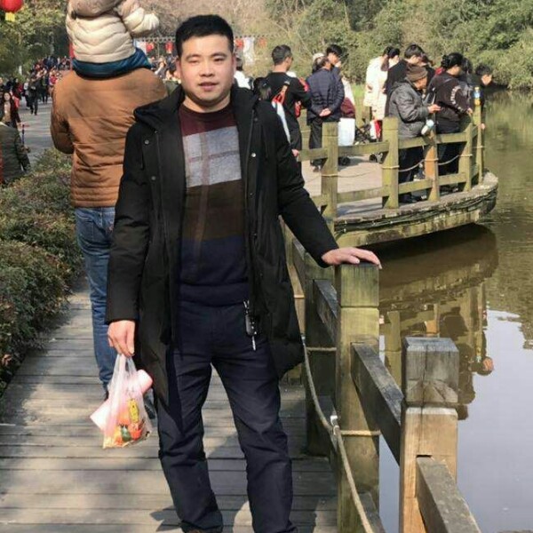 孤心拿单纯的照片
